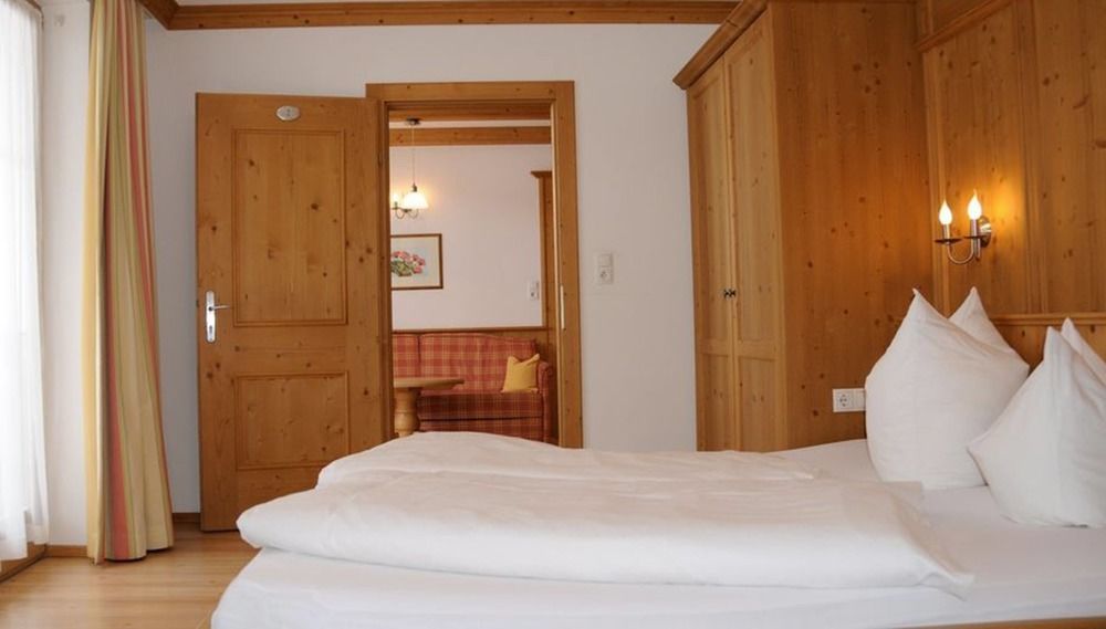 Das Gaestehaus Schneider Am Dorfplatz 阿尔卑巴赫 外观 照片