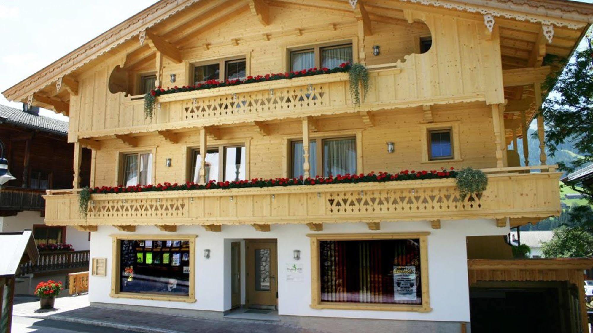 Das Gaestehaus Schneider Am Dorfplatz 阿尔卑巴赫 外观 照片