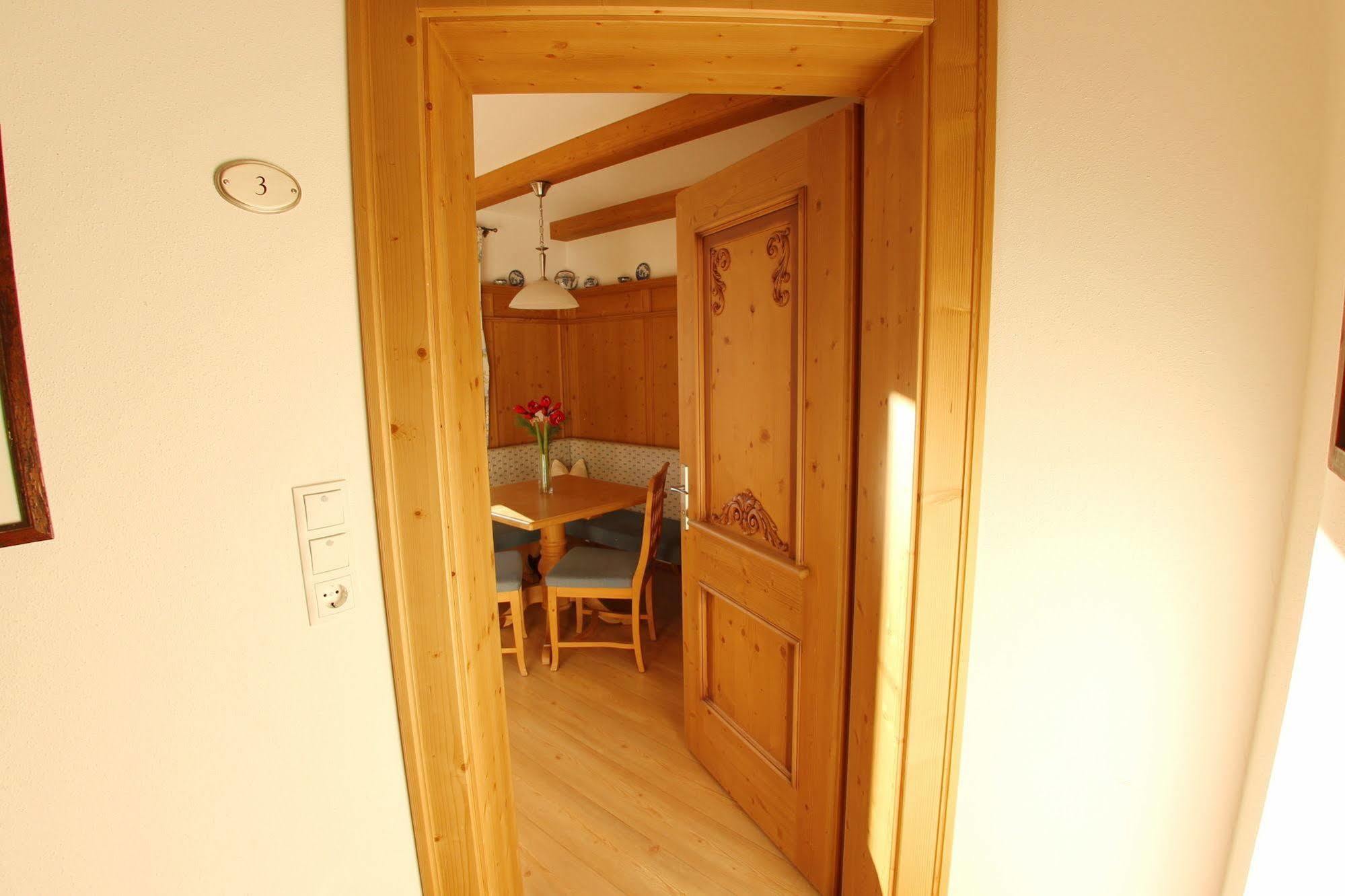 Das Gaestehaus Schneider Am Dorfplatz 阿尔卑巴赫 外观 照片