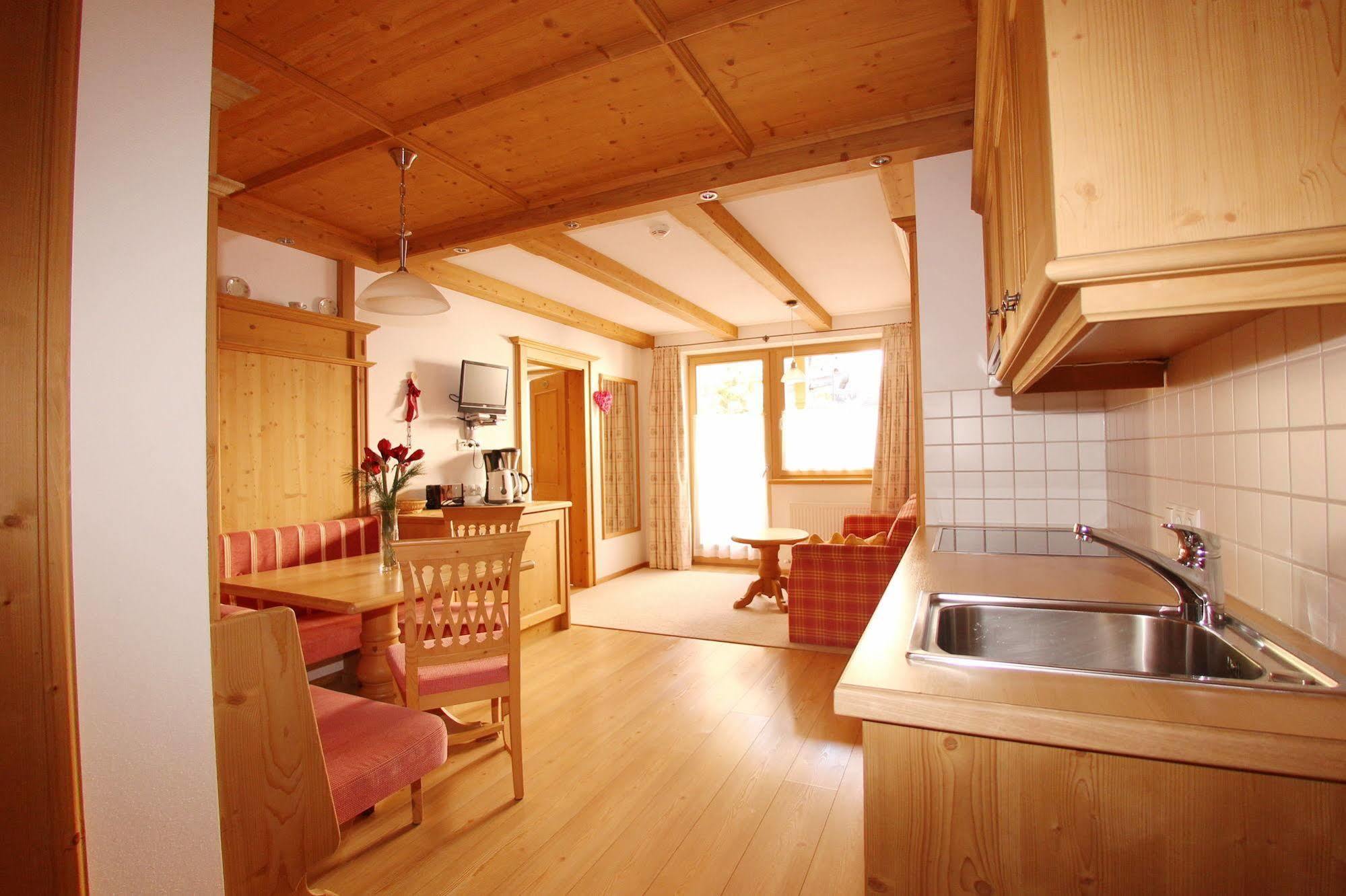 Das Gaestehaus Schneider Am Dorfplatz 阿尔卑巴赫 外观 照片